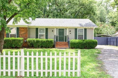 Sunset Cottage 2 bed 1 bath Pet-Friendly House in Murfreesboro