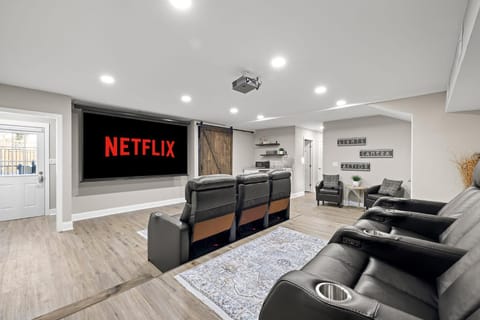 Communal lounge/ TV room, TV and multimedia, Living room, Seating area, Evening entertainment