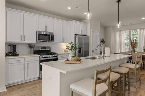 Coffee/tea facilities, Kitchen or kitchenette, Dining area, stove