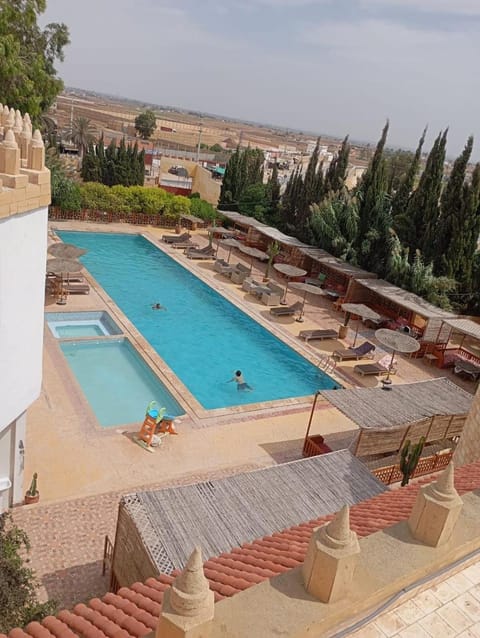 Restaurant/places to eat, Day, Pool view, sunbed