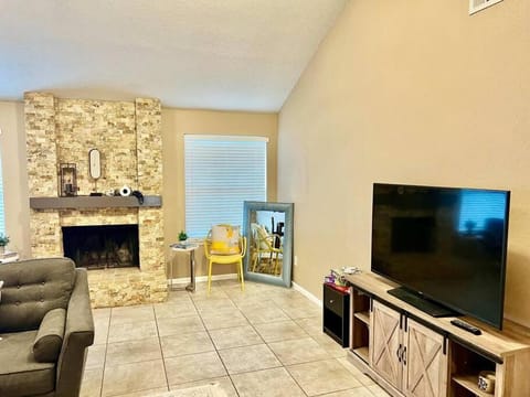 Communal lounge/ TV room, TV and multimedia, Living room, Seating area, Evening entertainment