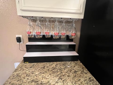 Kitchen or kitchenette, minibar