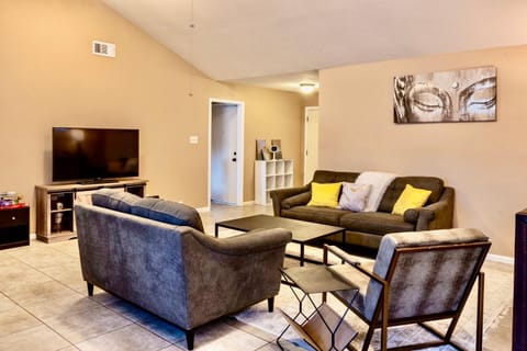 Communal lounge/ TV room, TV and multimedia, Living room, Seating area, Evening entertainment