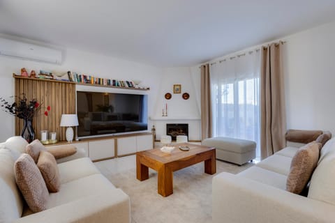 Communal lounge/ TV room, TV and multimedia, Living room, Seating area, Evening entertainment, Garden view, Pool view, Swimming pool, Entertainment, fireplace, internet, internet, air conditioner, air conditioner