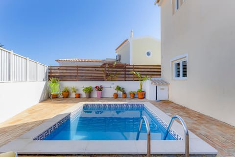 Day, Summer, BBQ facilities, Pool view, Swimming pool, Entertainment, Breakfast, children, children, children, young children, young children, young children, older children, older children, older children, Family, internet, internet, internet, sunbed