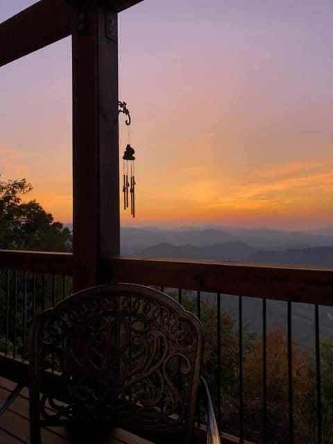 A Bear`s Retreat House in Bryson City