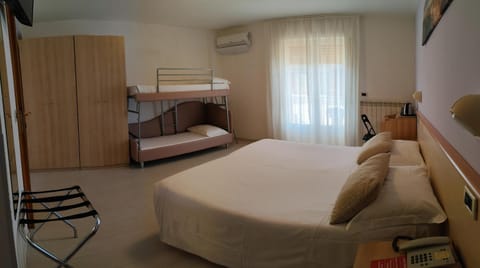 Bed, TV and multimedia, Photo of the whole room, Bedroom, bunk bed, wardrobe, air conditioner