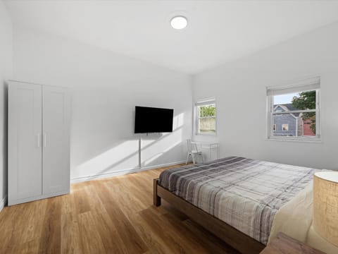 Bloomfield, Shadyside !B Spacious and Bright Private Bedroom with Shared Bathroom Vacation rental in Shadyside