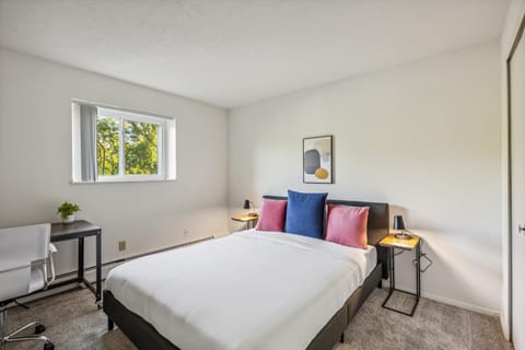 Scenic towers 3012 I Cozy & Comfy I Free Parking Apartment in Parma