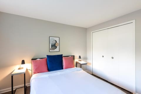 Scenic towers 3020 I Cozy & Comfy I Free Parking Apartment in Parma