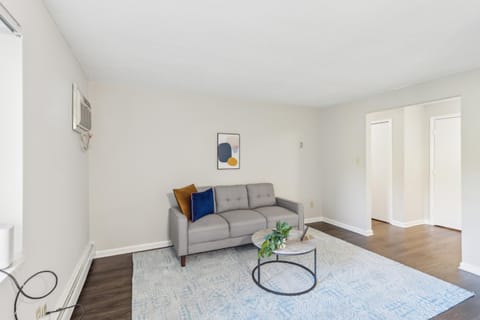 Scenic towers 3020 I Cozy & Comfy I Free Parking Apartment in Parma