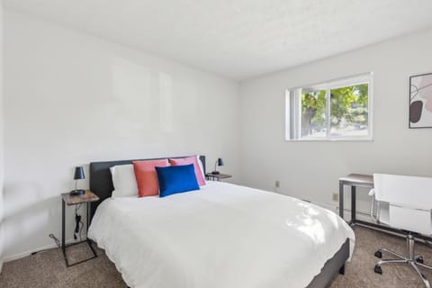 Scenic towers 3102 I Cozy & Comfy I Free Parking Apartment in Parma