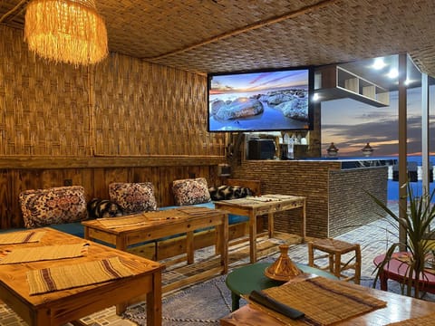 Property building, Communal lounge/ TV room, TV and multimedia, Balcony/Terrace, Seating area