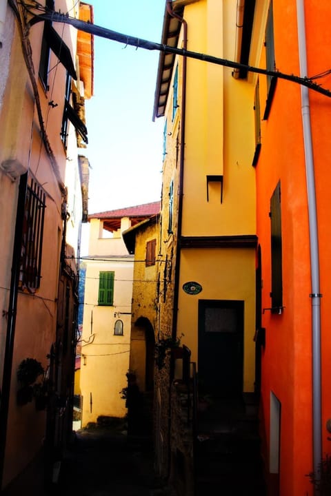 Facade/entrance, Neighbourhood