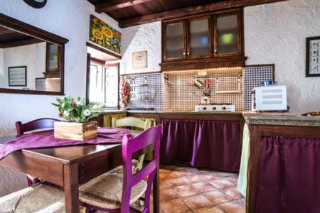 Kitchen or kitchenette, Food and drinks