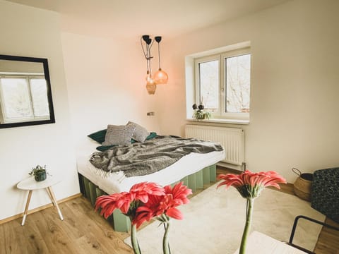 Bed, Photo of the whole room, Seating area, Bedroom, Garden view, Mountain view