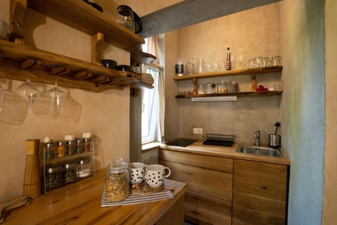 Coffee/tea facilities, Kitchen or kitchenette, stove