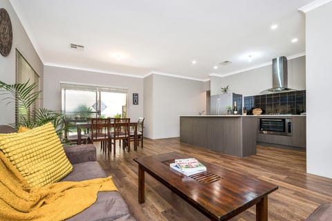 Kitchen or kitchenette, Living room, Seating area, Dining area, pet friendly