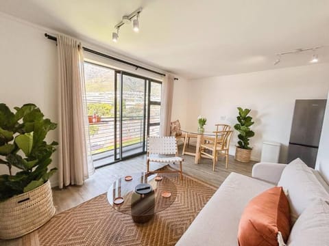 View (from property/room), Balcony/Terrace, Living room, Seating area, Dining area
