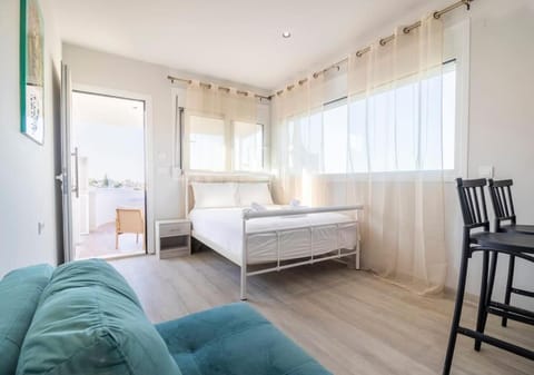 Bed, Photo of the whole room, Seating area