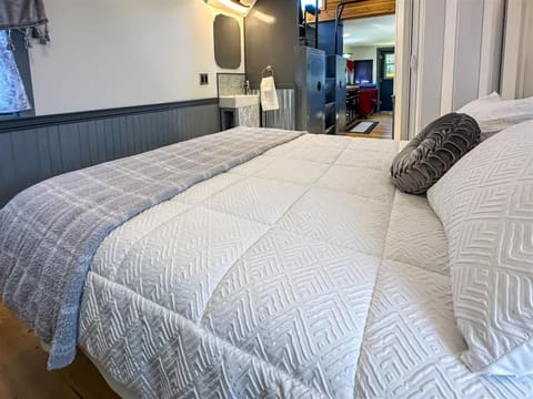 Paw Railway Getaway Apartment in Port Angeles