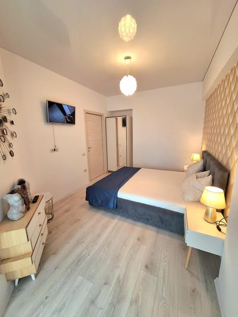 Bed, TV and multimedia, Photo of the whole room, Seating area, Bedroom, wardrobe