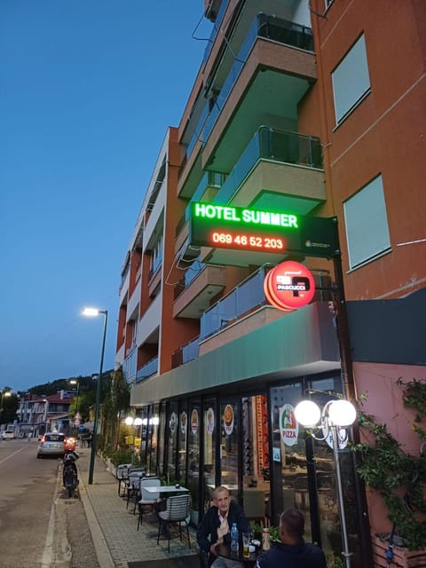 Restaurant/places to eat, Facade/entrance, Night