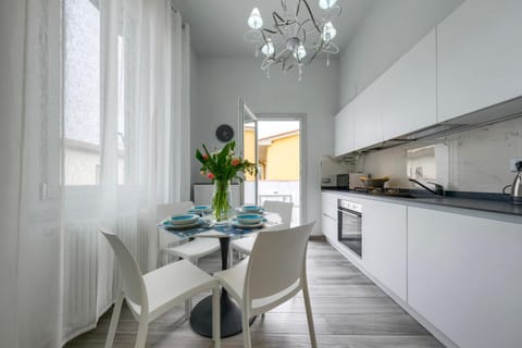 Kitchen or kitchenette, Dining area, stove