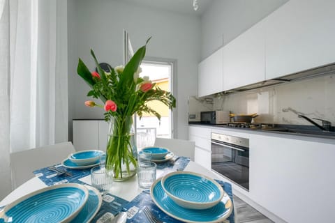 Kitchen or kitchenette, Dining area, dishwasher, stove