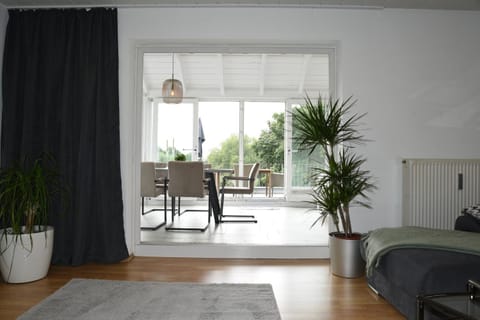 Living room, Seating area, Dining area, internet