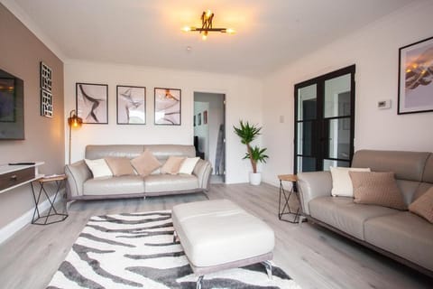 Modern 3 Bed Flat Balloch Apartment in Scotland