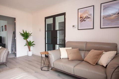 Modern 3 Bed Flat Balloch Apartment in Scotland