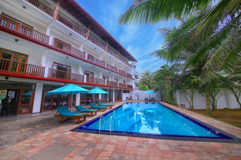 Property building, Day, Pool view, Swimming pool, sunbed
