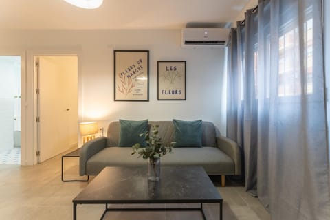 TV and multimedia, Living room, Lounge or bar, Seating area