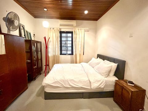 Photo of the whole room, air conditioner