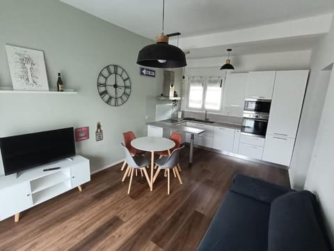 TV and multimedia, Kitchen or kitchenette, Seating area, Dining area, oven, stove