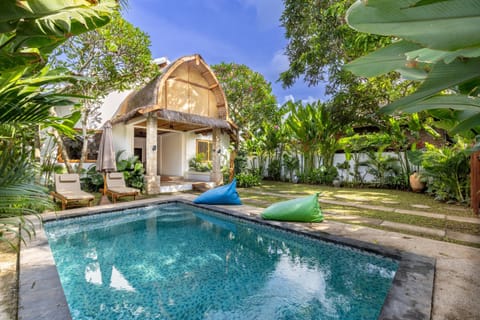 Property building, Patio, Swimming pool, Swimming pool
