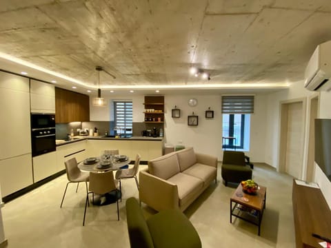 TV and multimedia, Kitchen or kitchenette, Living room, Seating area