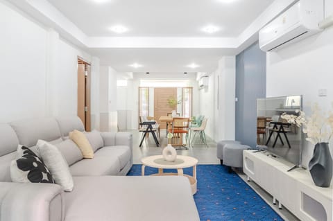 TV and multimedia, Living room, Seating area, air conditioner