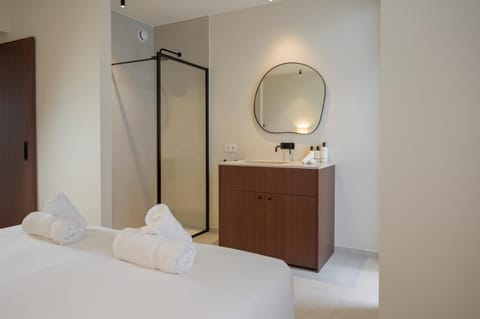 Bathroom, Bedroom, towels