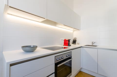 Coffee/tea facilities, oven, stove, kitchen