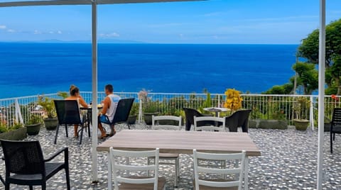Restaurant/places to eat, Seating area, Dining area, Sea view