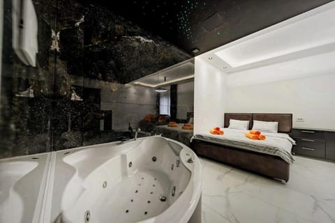 Bed, Hot Tub, Photo of the whole room, Bedroom, Bath, towels