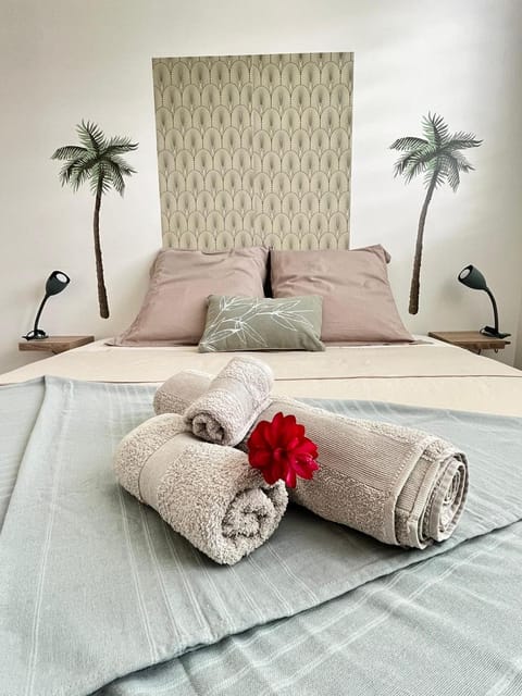 Bed, Bedroom, towels