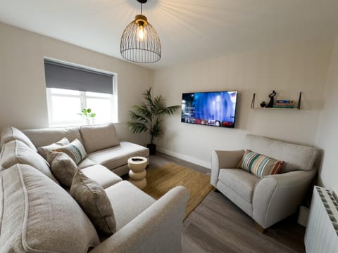 Communal lounge/ TV room, TV and multimedia, Living room, Seating area, Evening entertainment