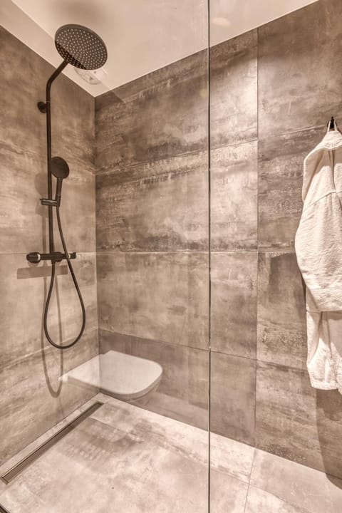 Shower, Toilet, Bathroom, towels