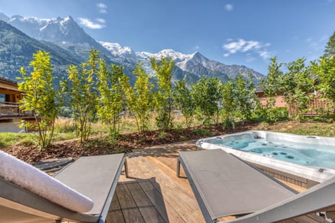 Patio, Day, Natural landscape, Hot Tub, Mountain view, sunbed
