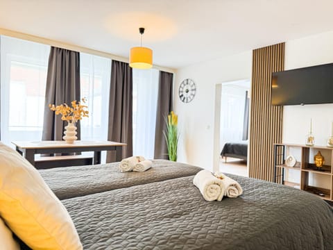 Bed, TV and multimedia, Photo of the whole room, Bedroom, towels