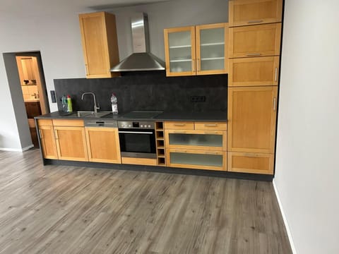 Coffee/tea facilities, Kitchen or kitchenette, dishwasher, oven, stove