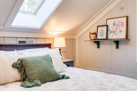 Its a Cabin Life 4 bed 2 bath Cabin in Nashville